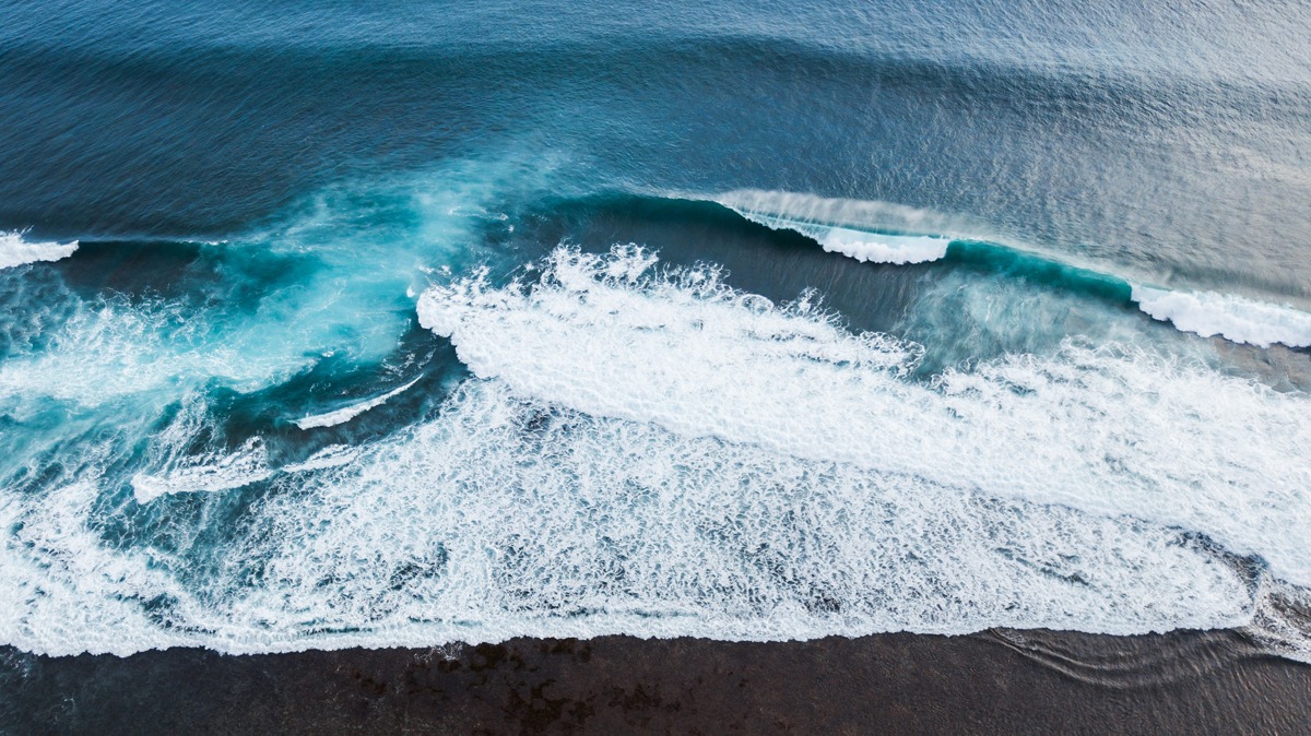 Aerial view of huge ocean waves_NAG49JA